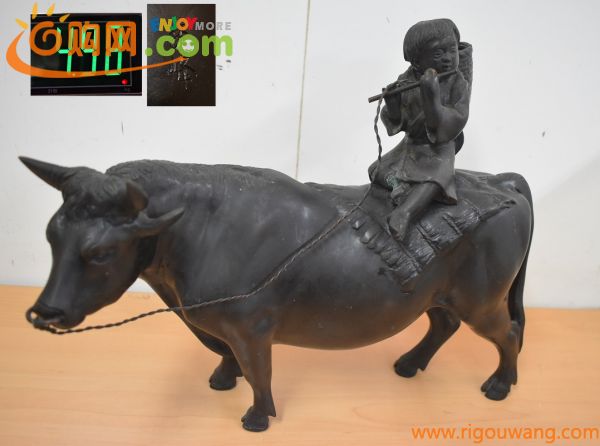 A2-22　秀峰作 鋳銅 牛乗り童子 銅像　重さ約4.98㎏ 高さ約27㎝　銅製　置物　金属工芸 骨董 美術品 